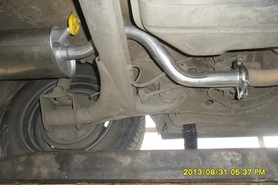 Резонатор ваз 2111. Гофра глушителя 2110. Глушитель дополнительный ваз 2110. Замена глушителя 2110. Крепление выхлопной трубы ваз 2110.