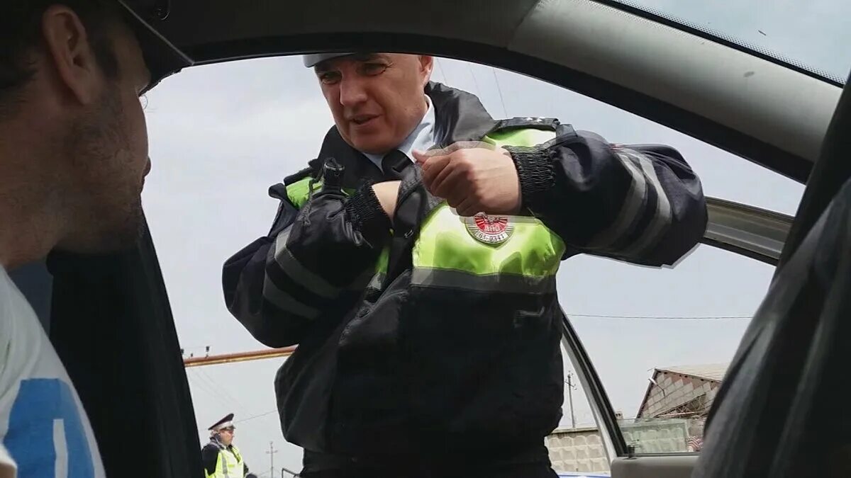 Разводят гаишников