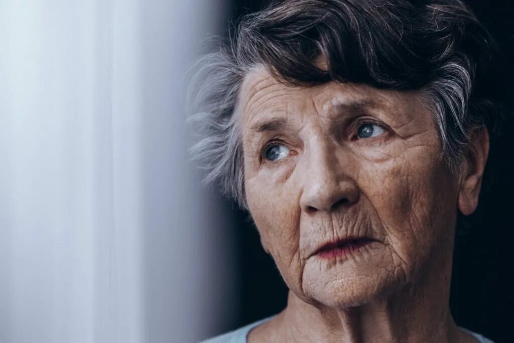Развод бабушек. Деменция Альцгеймера. Красивая пожилая женщина. Старческое лицо. Люди с Альцгеймером.