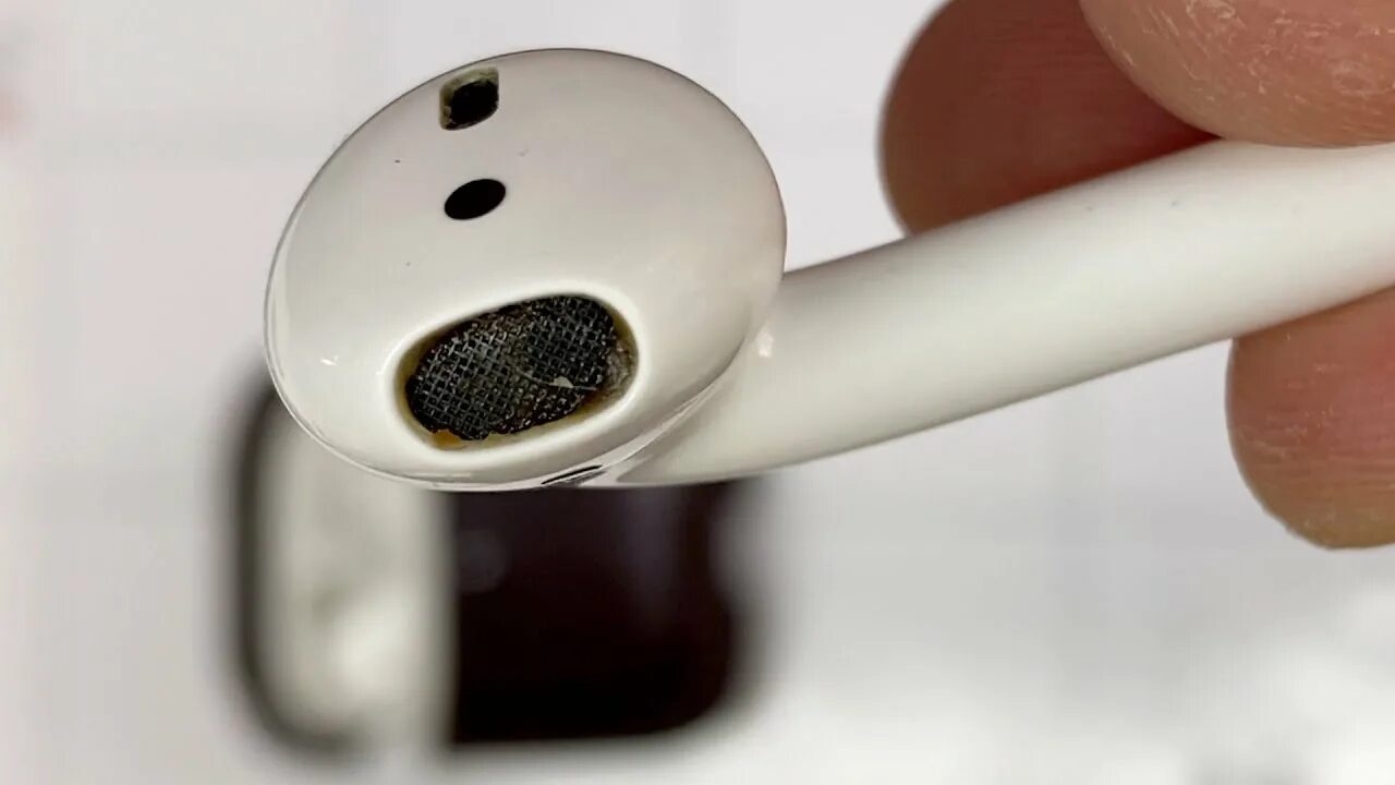 Наушники airpods играет тише. Сеточка микрофона AIRPODS 2. Сеточки для наушников Эппл аирподс. AIRPODS 2 сеточка. Сеточка динамика Эйр подс 2.