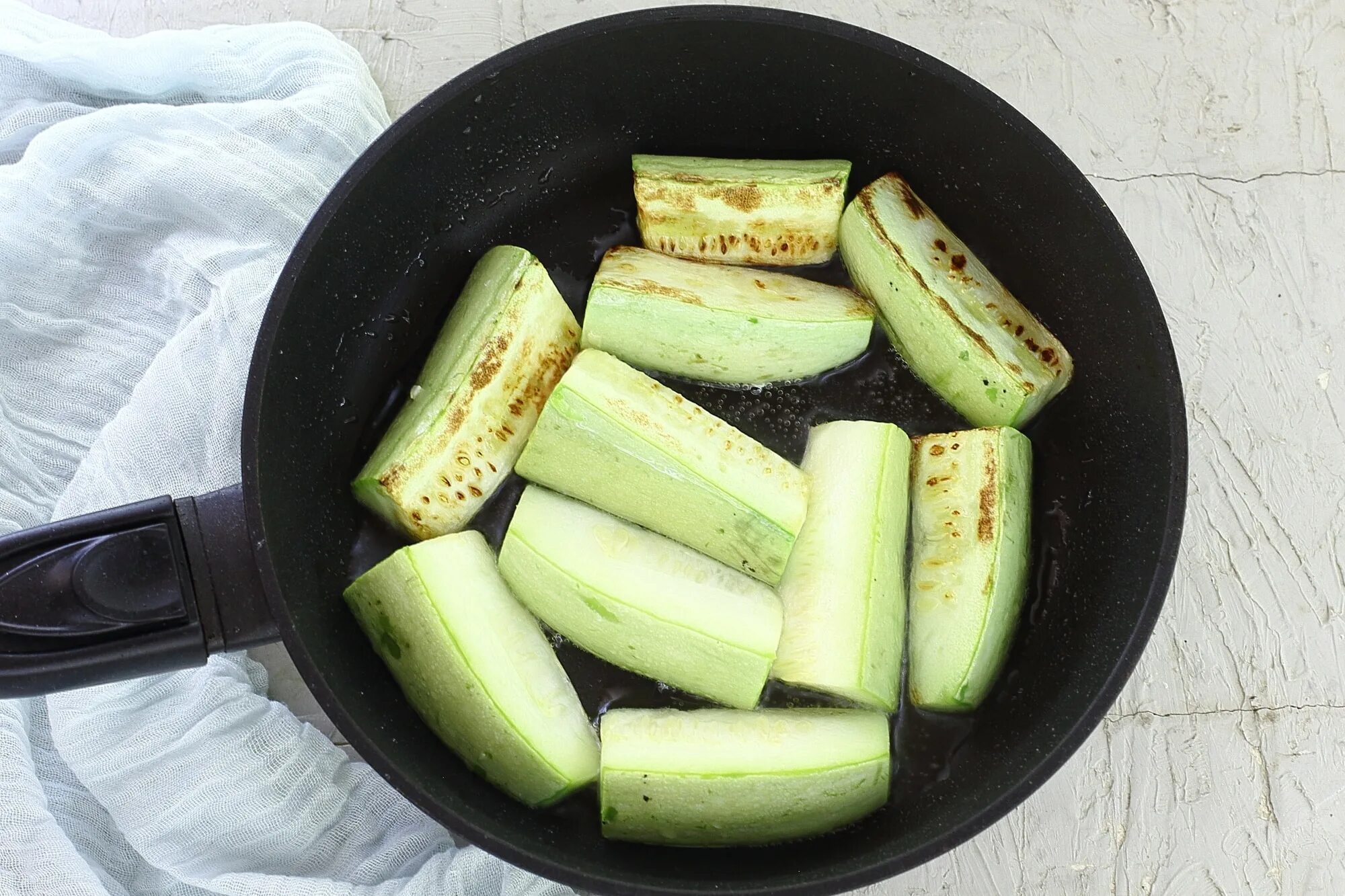 Кабачок кусочками. Кабачки на сковороде. Кабачки брусочками. Жареные кабачки брусочками. Кабачки брусочками на сковороде.