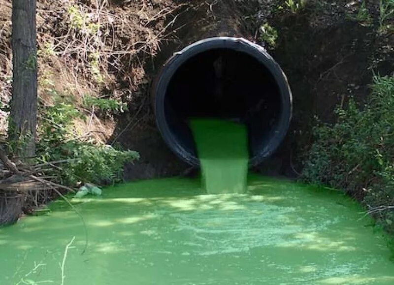 Сброс отходов в воду. Сточные воды. Промышленные сточные воды. Канализационные сточные воды. Сточные воды загрязнение.