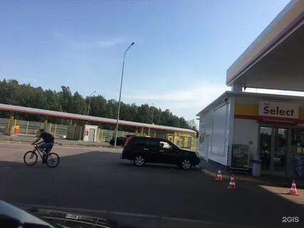 На кольцевой дороге бензоколонки