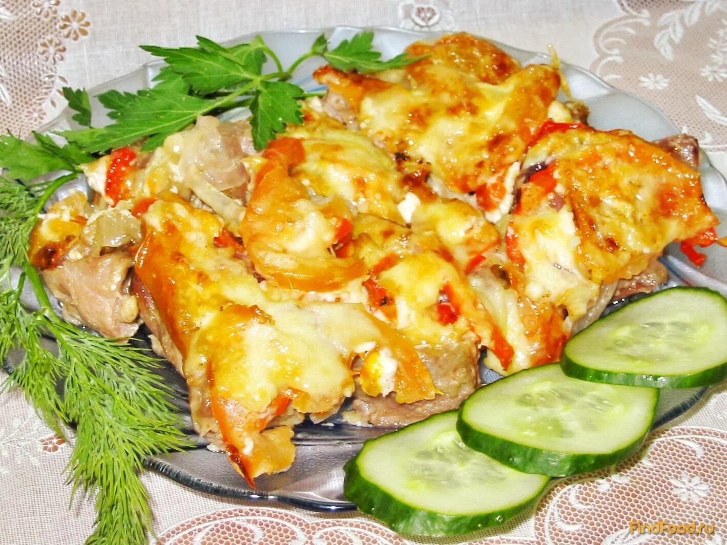 Рецепты мяса с сыром в духовке. Свинина под шубой в духовке. Отбивные с картошкой в духовке. Блюда из свинины под сыром. Отбивные из свинины в духовке.