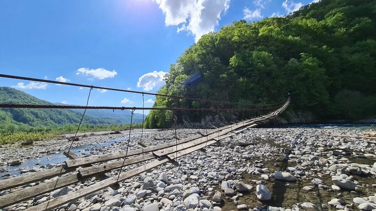 Железная дорога пересекает реку. Водопад Бзогу Сочи. Мост через Шахе Солохаул. Река Шахе Головинка мост. Бзогу село.