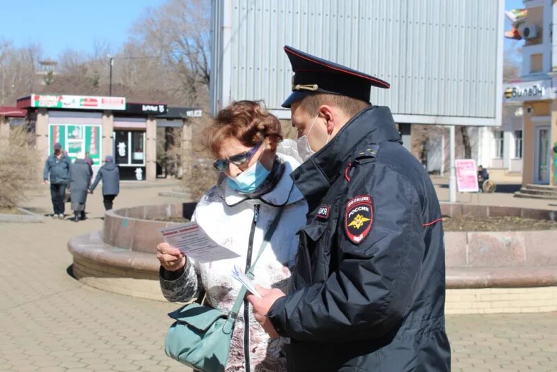 Участковый уполномоченный полиции с населением. Полиция ЕАО. Профилактическая работа проводится участковым полиции. Полицейский среди населения. По населению участковый