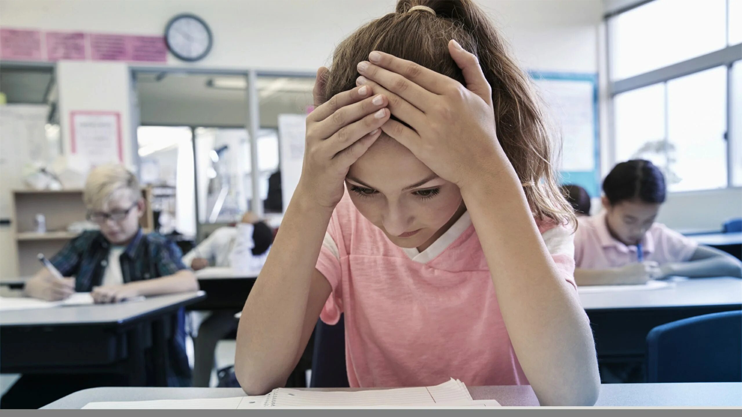 A difficult student. Дети на экзамене. Тревожность школьников. Стресс на экзамене. Учеба грусть.