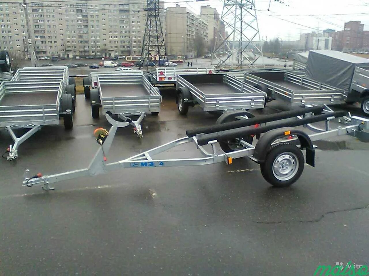 Легковой прицеп под лодку. Мзса 1е. прицеп заводской под лодку казанку м. лодка на легковом прицепе. перевозка катера на прицепе.
