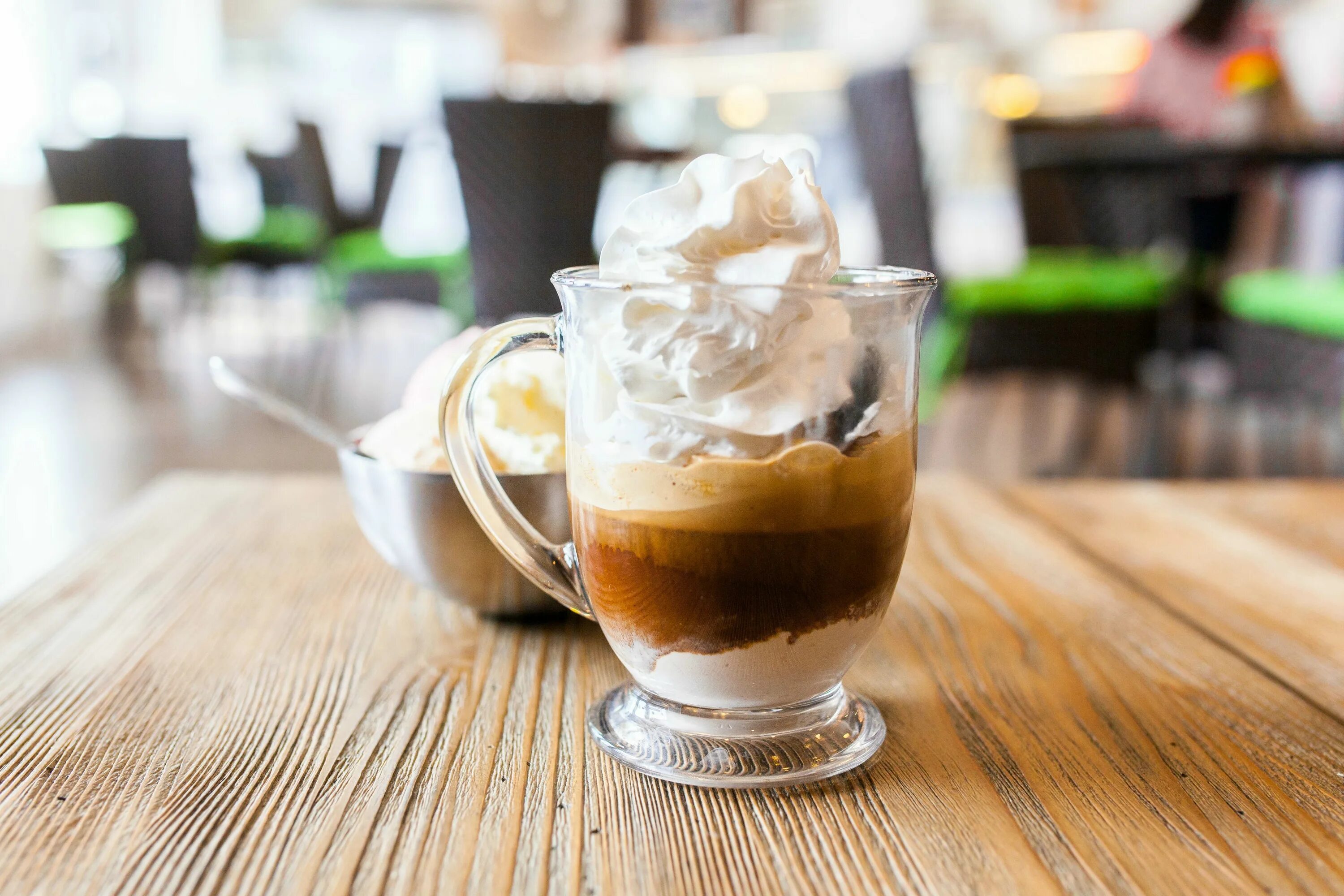 Подача глясе. Глясе конфеты. Кофе глясе. Гляссе парадайз. Кофе с мороженым гляссе.