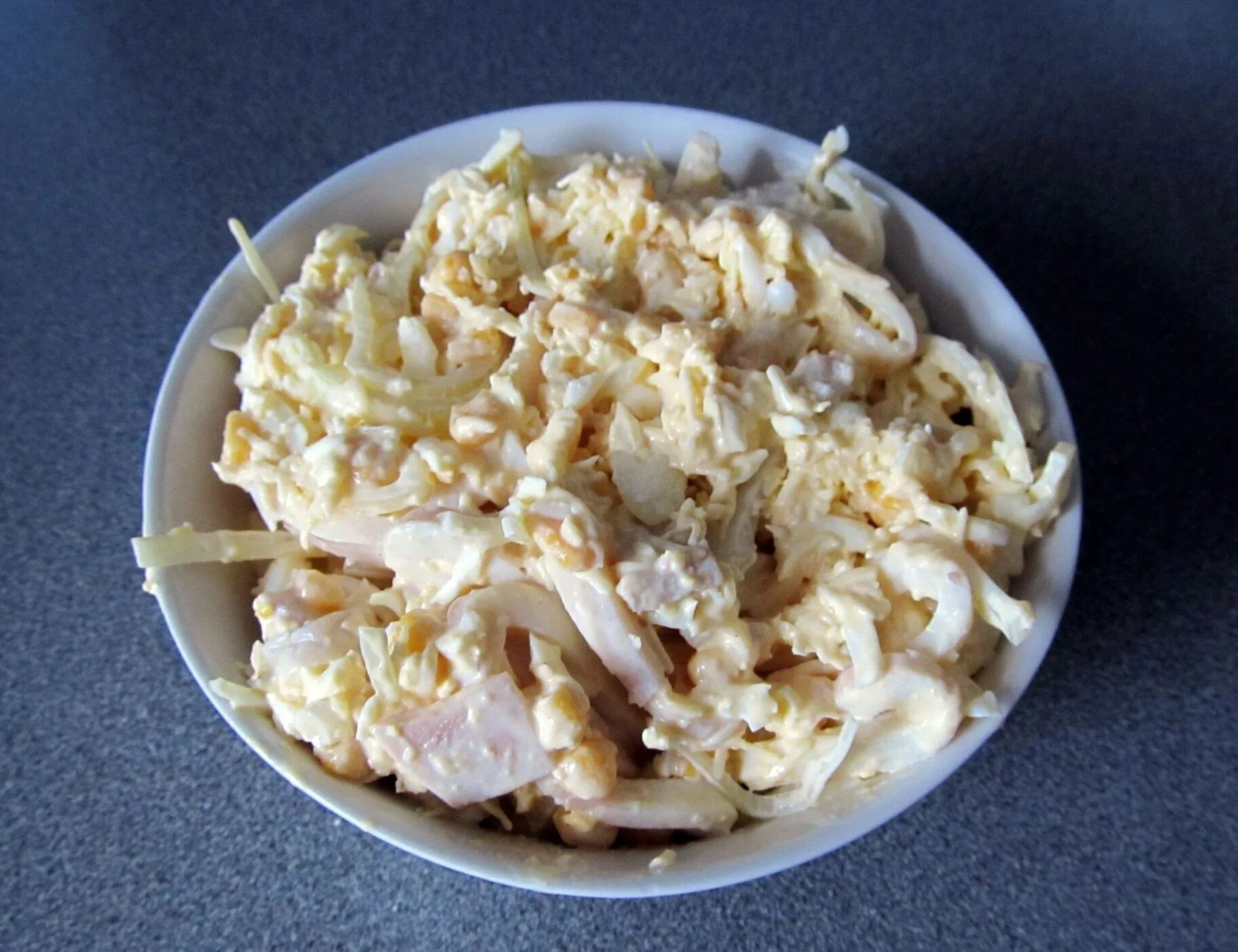 Рецепт кальмара с сыром. Салат с кальмарами и сыром. белковый салат с кальмарами и сыром. нежнейший салат из кальмара. салат нежность с кальмарами.