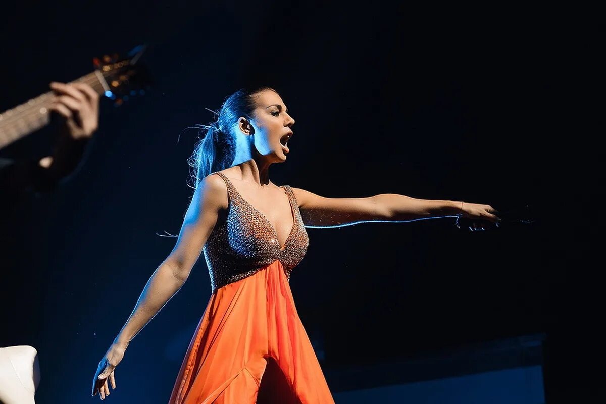 Юля волкова и лена катина на сцене. Басистка maneskin. Фанатки топлесс на концертах. Шведская певица туве лу. Выступает топлесс.