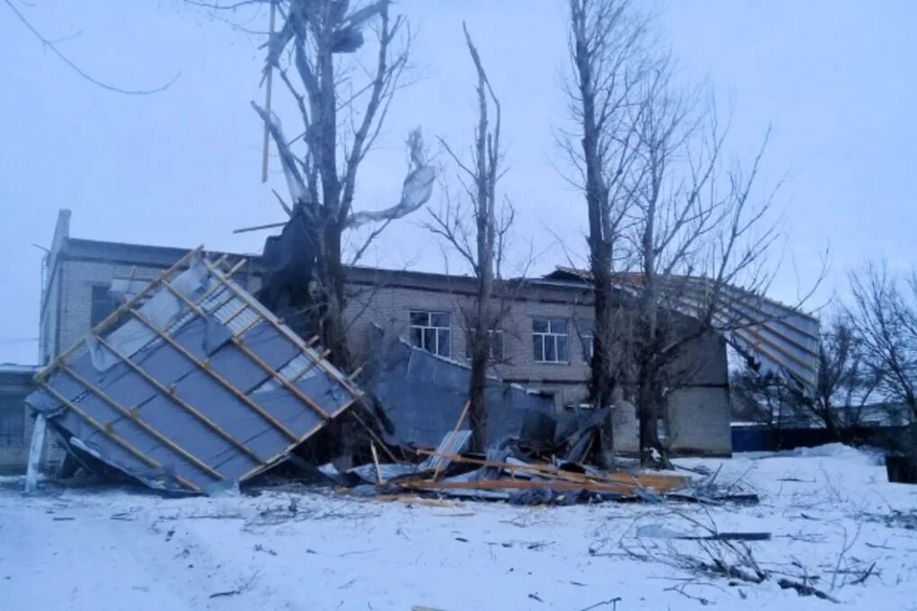 Волгоградская область ветер. Ураган в Волгоградской области. Ураган снёс крышу школы. Сильный ветер в Волгограде. Рухнула крыша в спортзале.