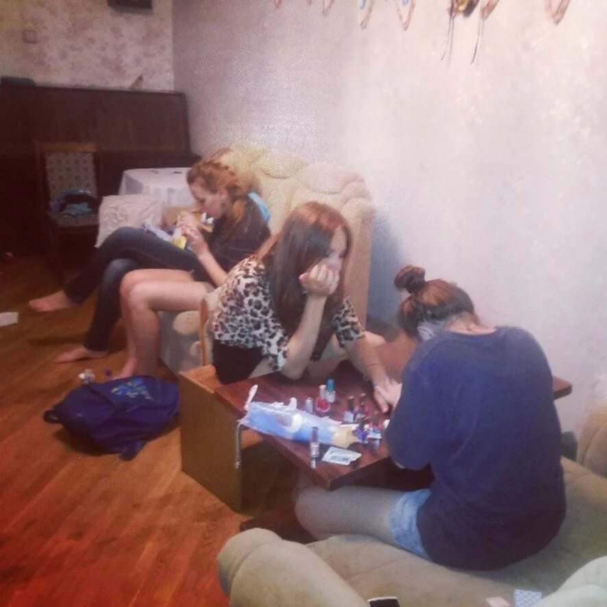 застолье в общаге. студенты в общежитии. парень в коммуналке. парни в общаге. тусовка в общаге.