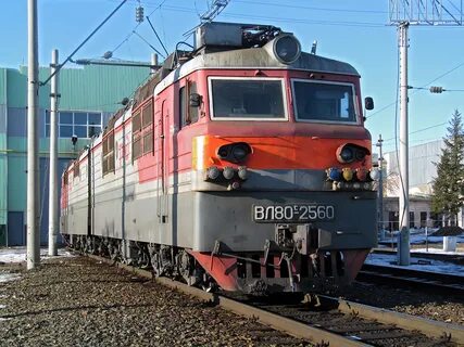 Электровоз движется