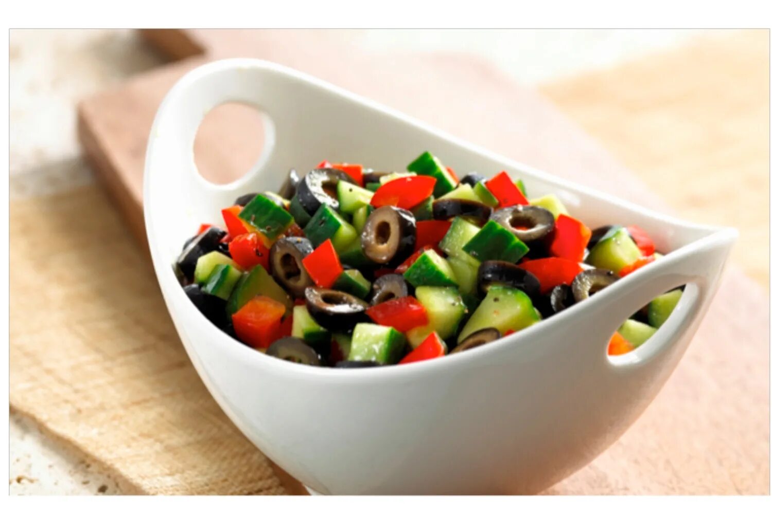 салат из оливок и маслин. овощной салат с маслинами. салат с маслинами и сыром. овощной салат с маслинами. салат с оливками и сыром и помидорами греческий.