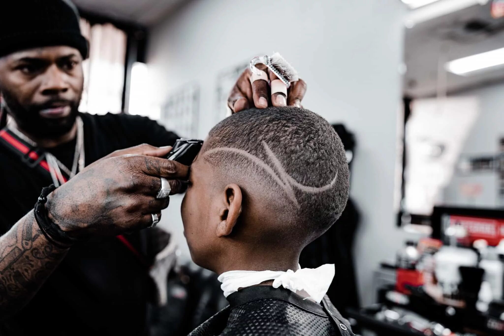 Black Barbershop. Черная парикмахерская. Барбер в черных перчатках.