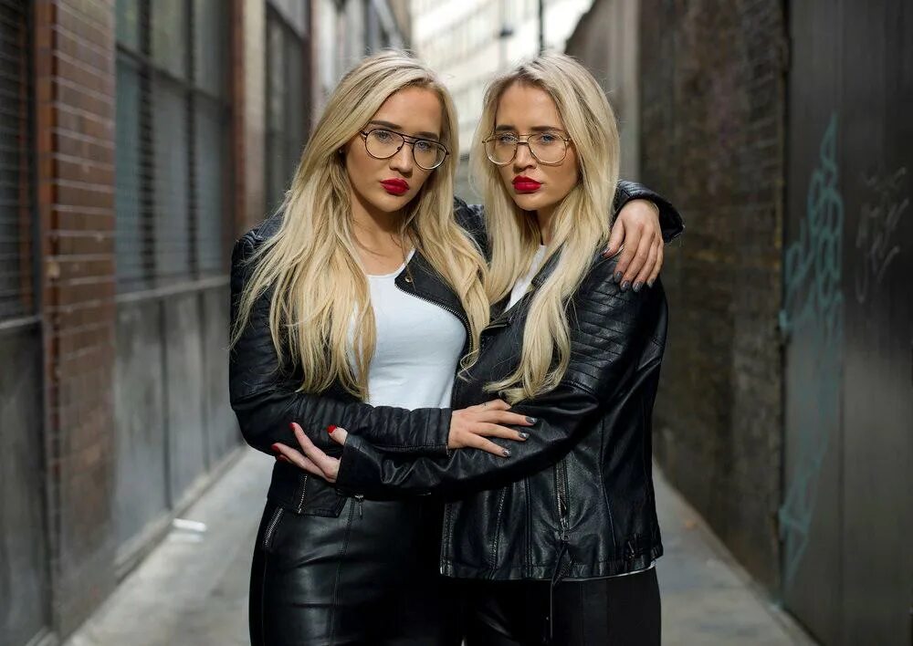 Близнецы. Близняшки одинаковые. Девочки близняшки. Одинаковые близнецы. Близняшки одинаковые.