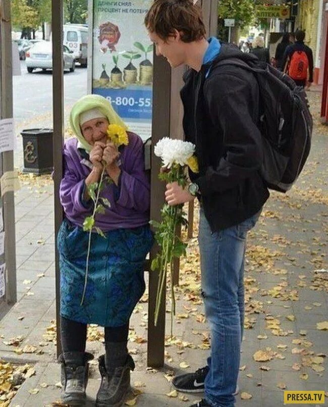 Добрые поступки. Бабушке дарят цветы. Добрые поступки людей. Люди добрые.