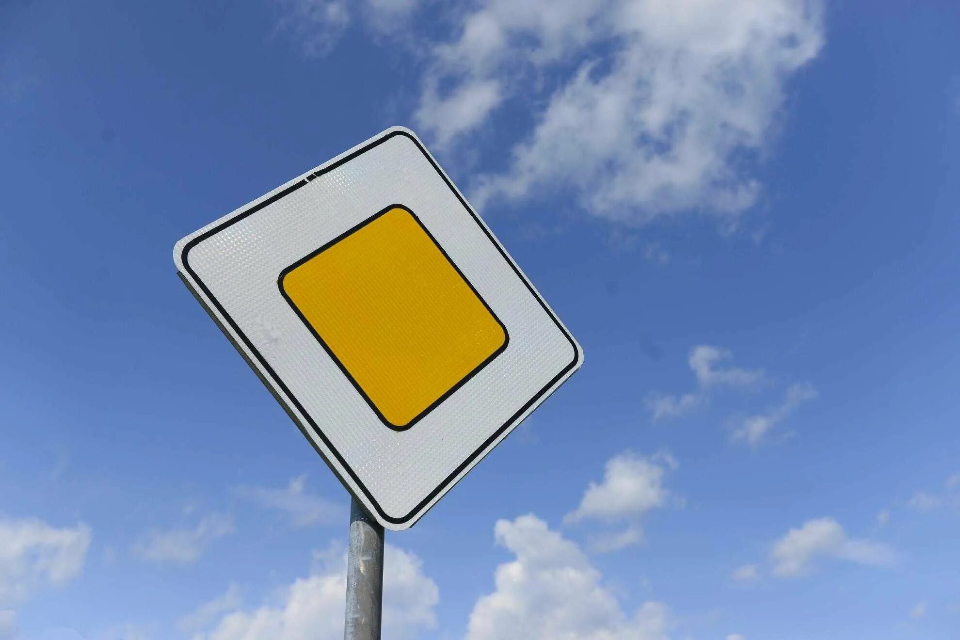 Главная дорога конец главной дороги. Пдд знак 2. Знак главная дорога. Дорожный знак главная дорога. Дорожные знаки главная.