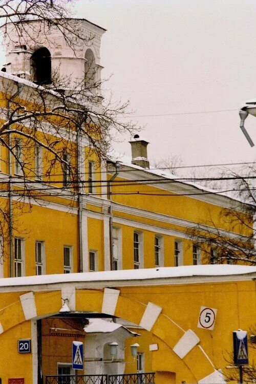 Казармы в хамовниках. Хамовнические казармы в москве. Казармы в хамовниках. Хамовнические казармы комсомольский проспект. Хамовнические казармы в москве.