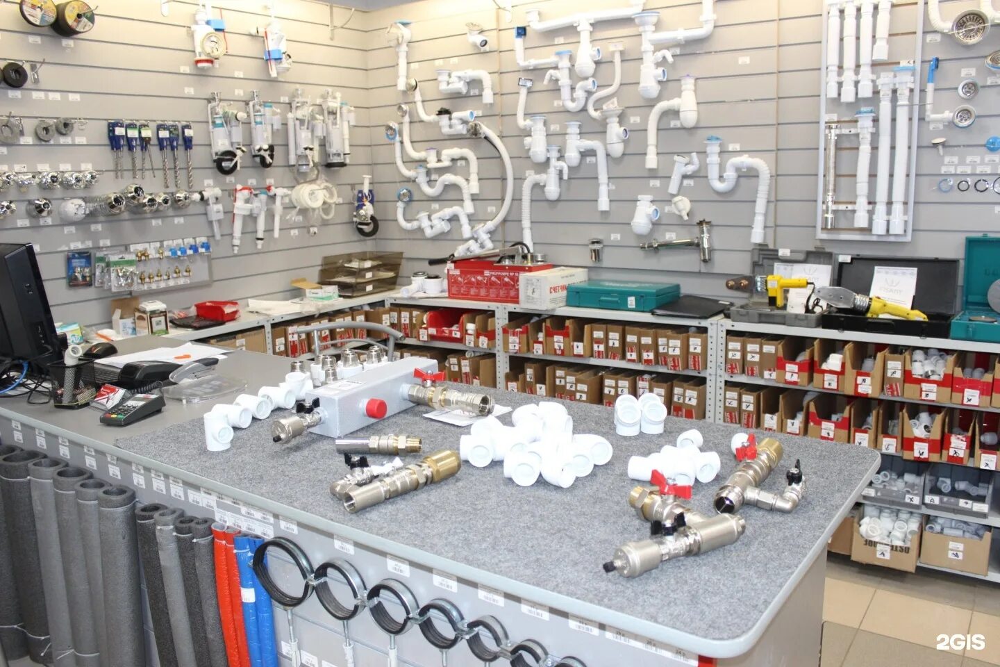 Сантехническое оборудование. Выкладка инженерной сантехники. Сантехник склад. Сантехник склад. Организация склада магазина сантехники.