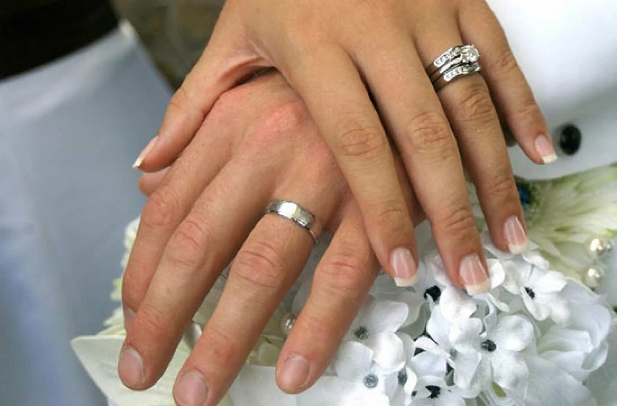 Можно ли серебряное обручальное кольцо. Обручальные и помолвочные кольца. Обручальное кольцо на пальце. Обручальное и венчальное кольцо на одном пальце. Необычные Свадебные кольца.