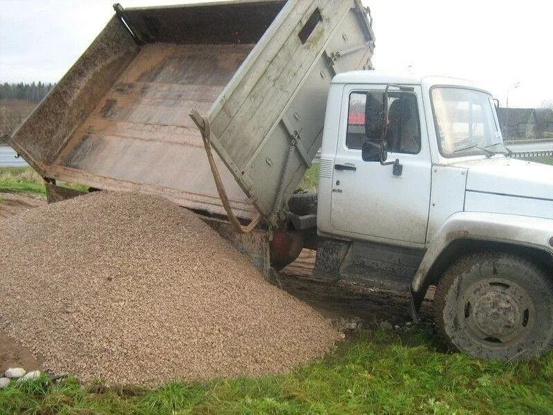 Сколько песка в зиле. 5 кубов песка зил. 5 тонн пгс зил. газ 5 кубов самосвал. газ 53 с песком.