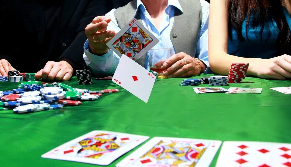 Морис карточный шулер. Шулера в казино. Покер шулер. Карточный шулер и казино.