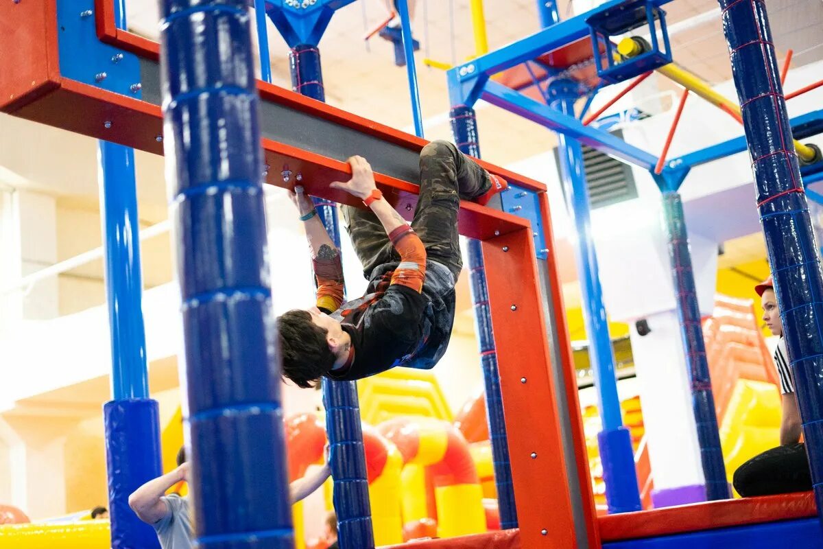 Point up. Спортивно развлекательный центр. Спортивные развлечения. Поинт ап батутный центр. Pointup в москве.