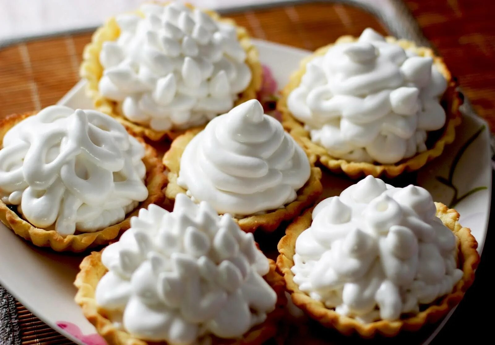 Тарталетка с белковым кремом. Корзиночка песочная с зефиром. Пирожное корзинка. Песочные корзиночки с белковым кремом. Корзиночки из песочного теста с белковым кремом.