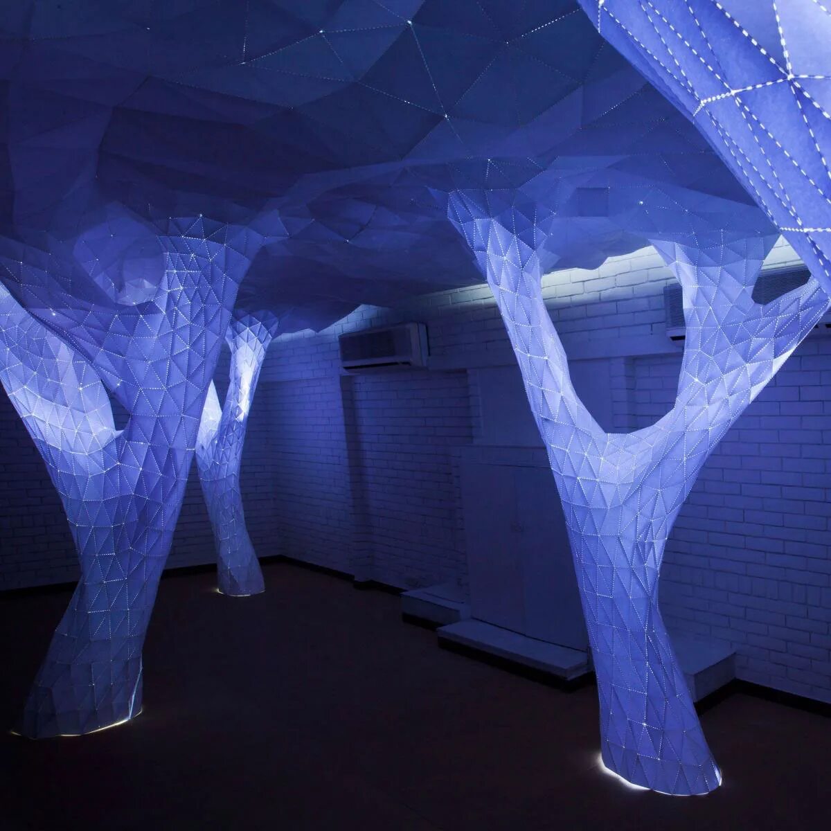 3d installation. Инсталляции на фасадах зданий. 3d installation. 3d mapping видеомэппинг в музее. Цветной куб граффити.