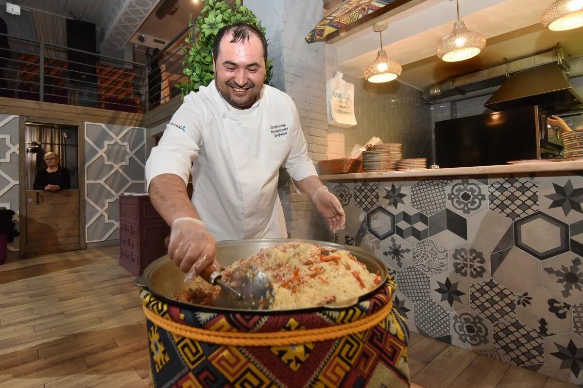 Молодой узбекский повар. Повар самса. Узбекский повар. Узбекский повар. Узбекская кухня раздача.