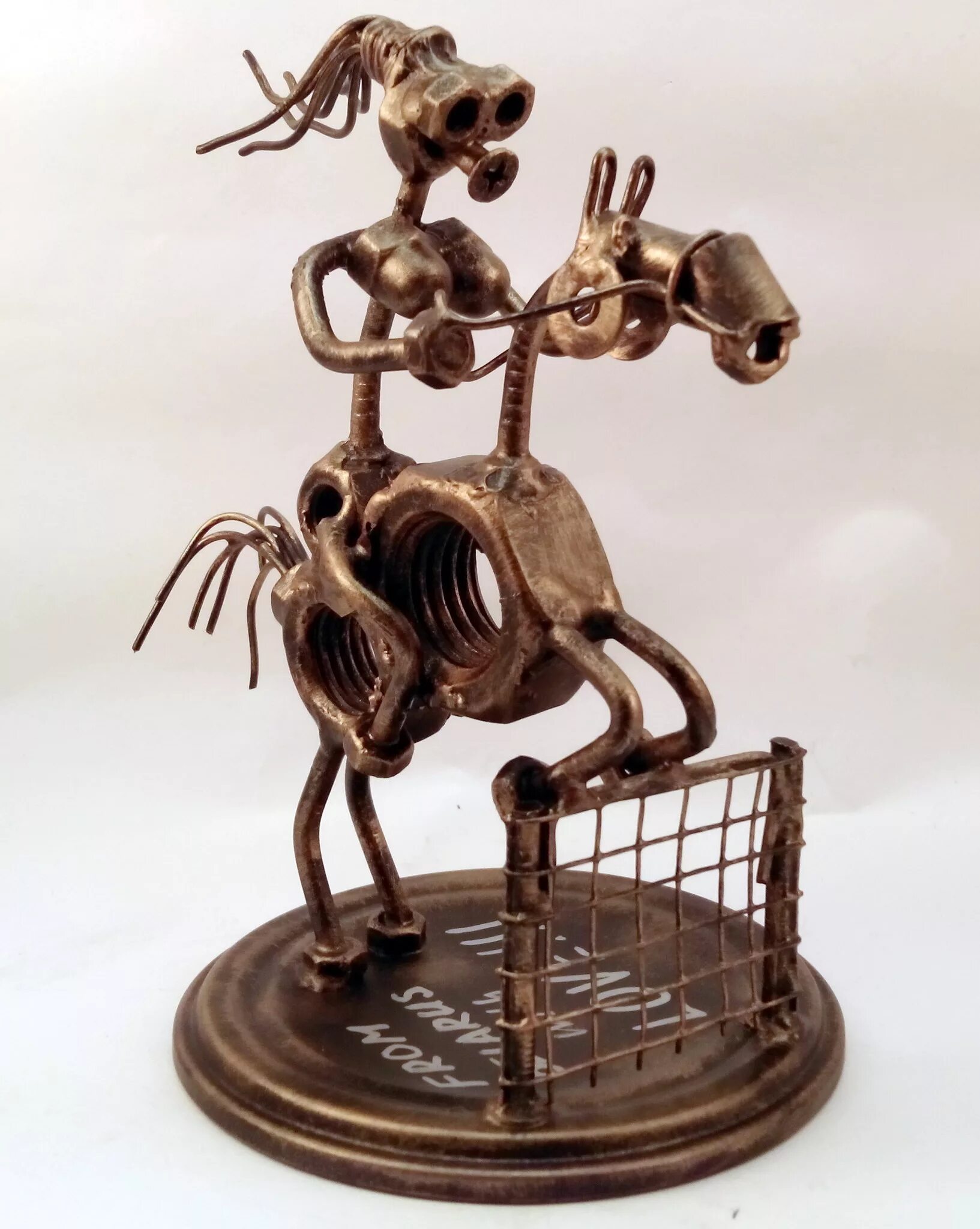 самодельные фигурки. статуэтка из болтов и гаек. фигурки из металлолома. прикольные изделия из металла. фигурки из сварки и металла.