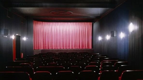 В кинозалах есть камеры. Премьер кинотеатр рязань. Баден баден кинотеатр. Камеры в кинозалах. Пиратская съемка в кинотеатре.