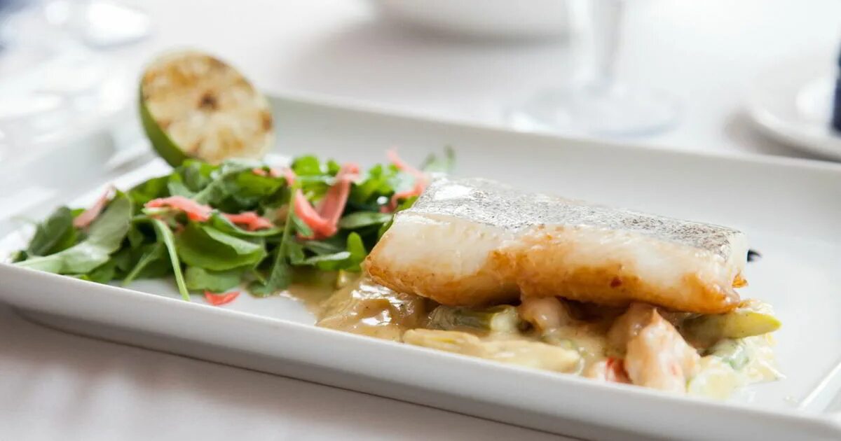 Палтус рецепт быстро и вкусно. Палтус в устричном соусе. палтус с овощами в духовке. палтус в пергаменте в духовке. филе палтуса рецепты.
