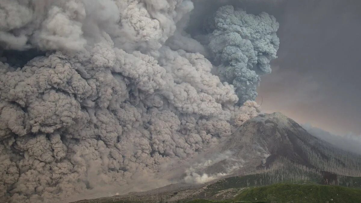 Вулкан пинатубо извержение в 1991. Поток вулкана. Вулкан пинатубо извержение в 1991. Лавовый водопад. Извержение вулкана пинатубо.