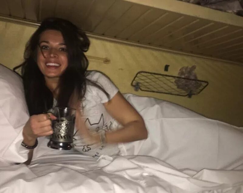 Плацкартный вагон. Пьянка в поезде. Пьяные девушки поезде. Пьяные девушки поезде. Девушка в вагоне поезда.