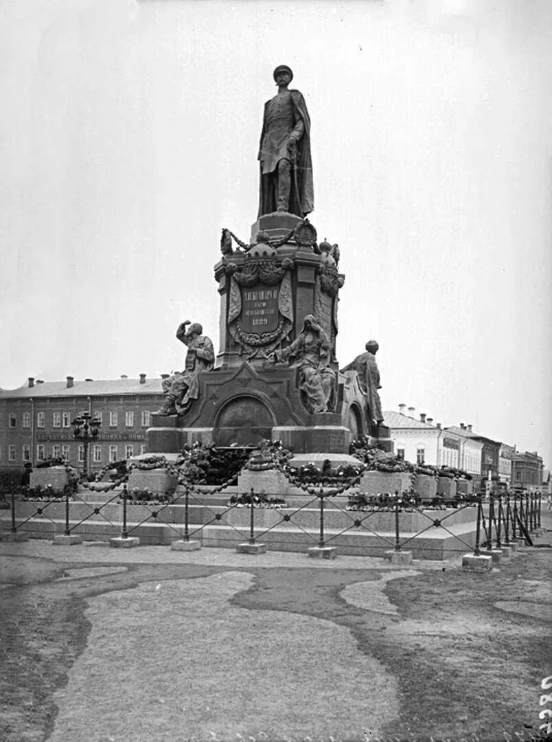 Памятник александру второй. Памятник императору Александру II. Ярославль. Памятник Александру II (Самара). Памятник императору Александру II В Самаре. Памятник Александру 2 в Самаре Шервуд.