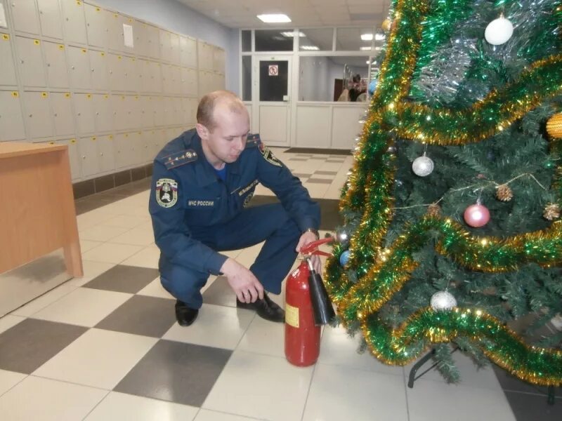 Безопасность новогодней елки. МЧС новый год. Пожарный новый год. Новогодняя елка МЧС. Пожарная безопасность нового года МЧС.