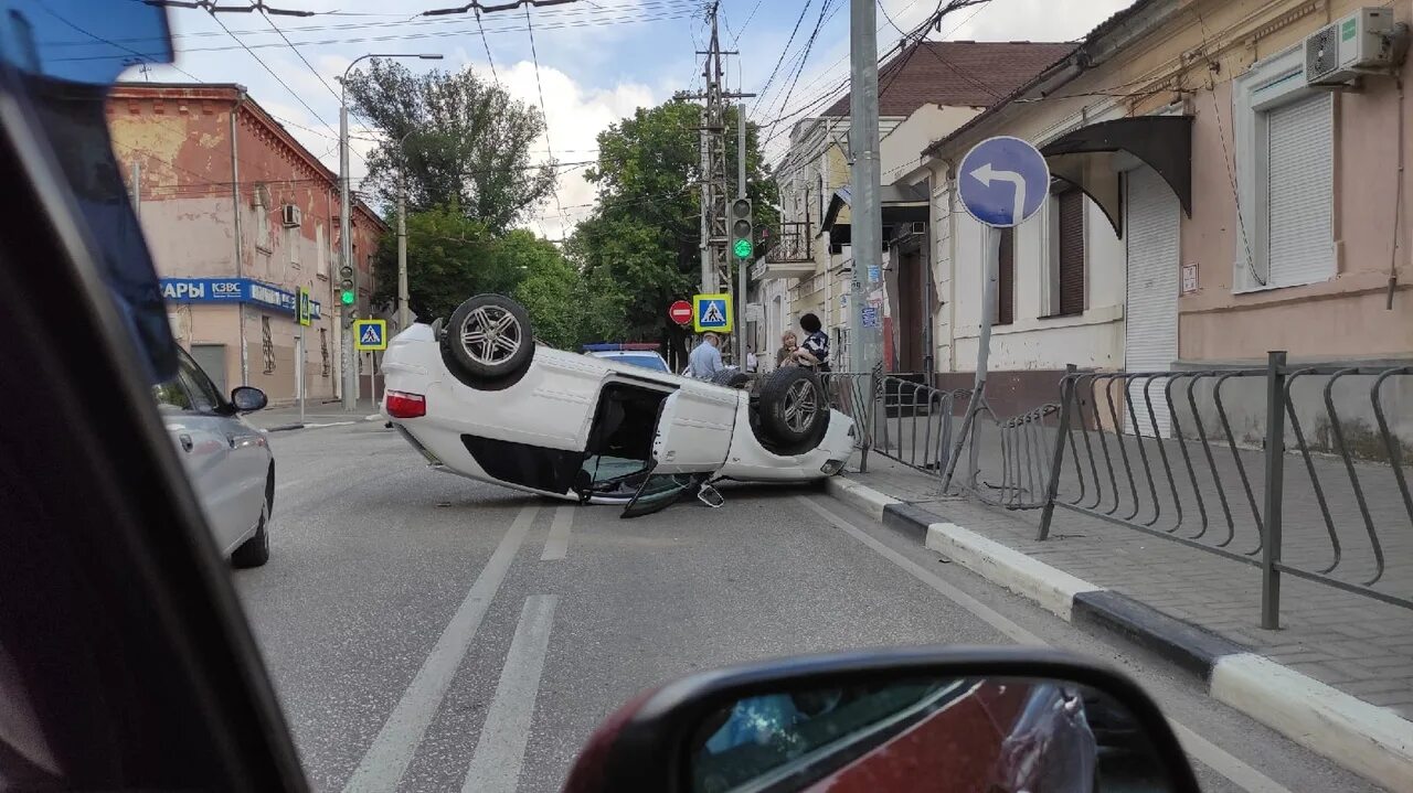 Симферополь авария улица Севастопольская. Симферополь центр города авария.