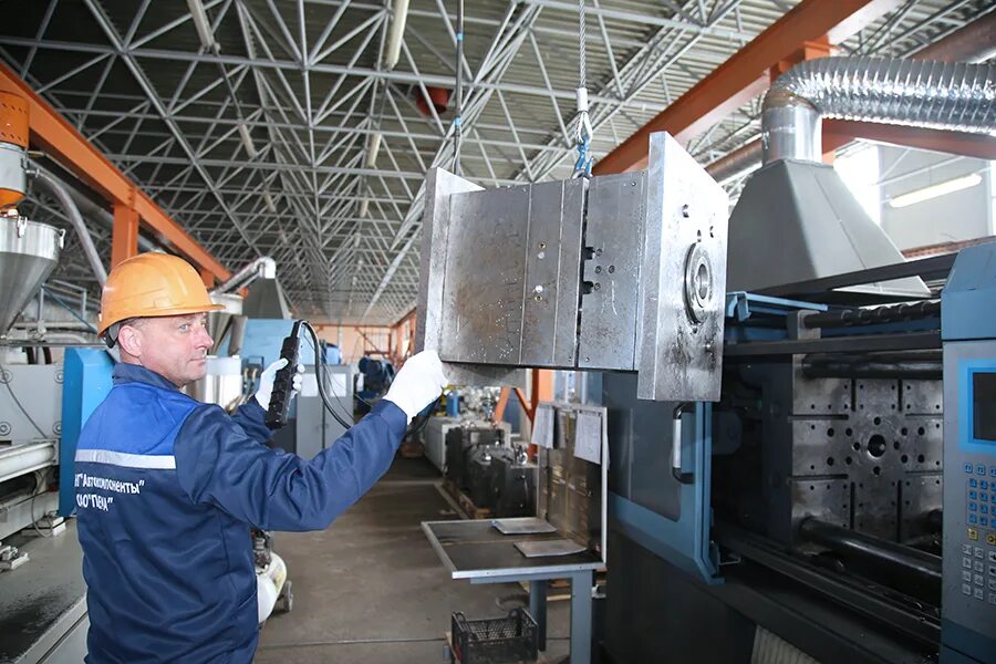 Прессовщик изделий из пластмасс. Литейщик пластмасс москва. Производственный участок литья пластмасс. Литье пластмасс со-уколы. Литейщик тпа.