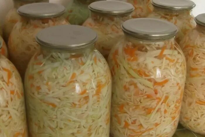 Рассол на маринованную капусту на зиму. Маринад для капусты на зиму. капуста на зиму в банках. капуста с яблоками на зиму в банках. салат который на зиму заготавливается быстрый.