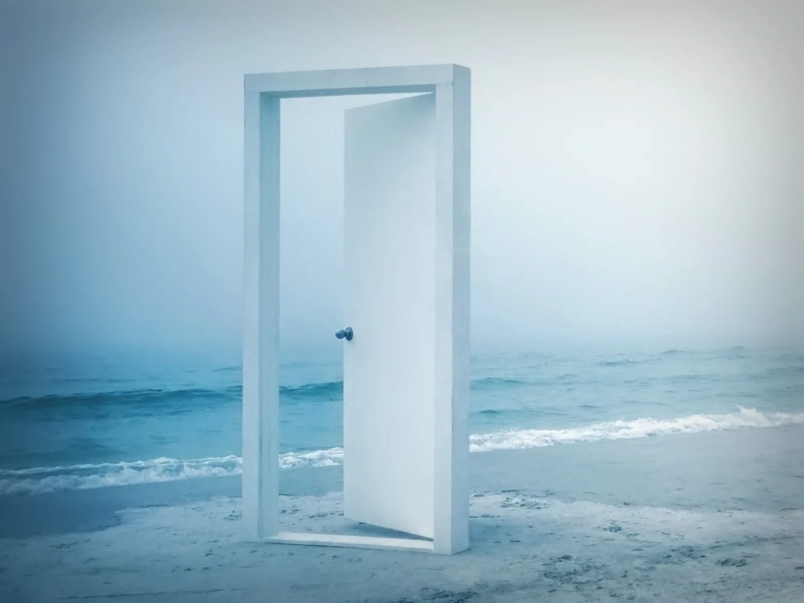 Открытая дверь. Дверь открывается. Приоткрытая дверь. Дверь в море.