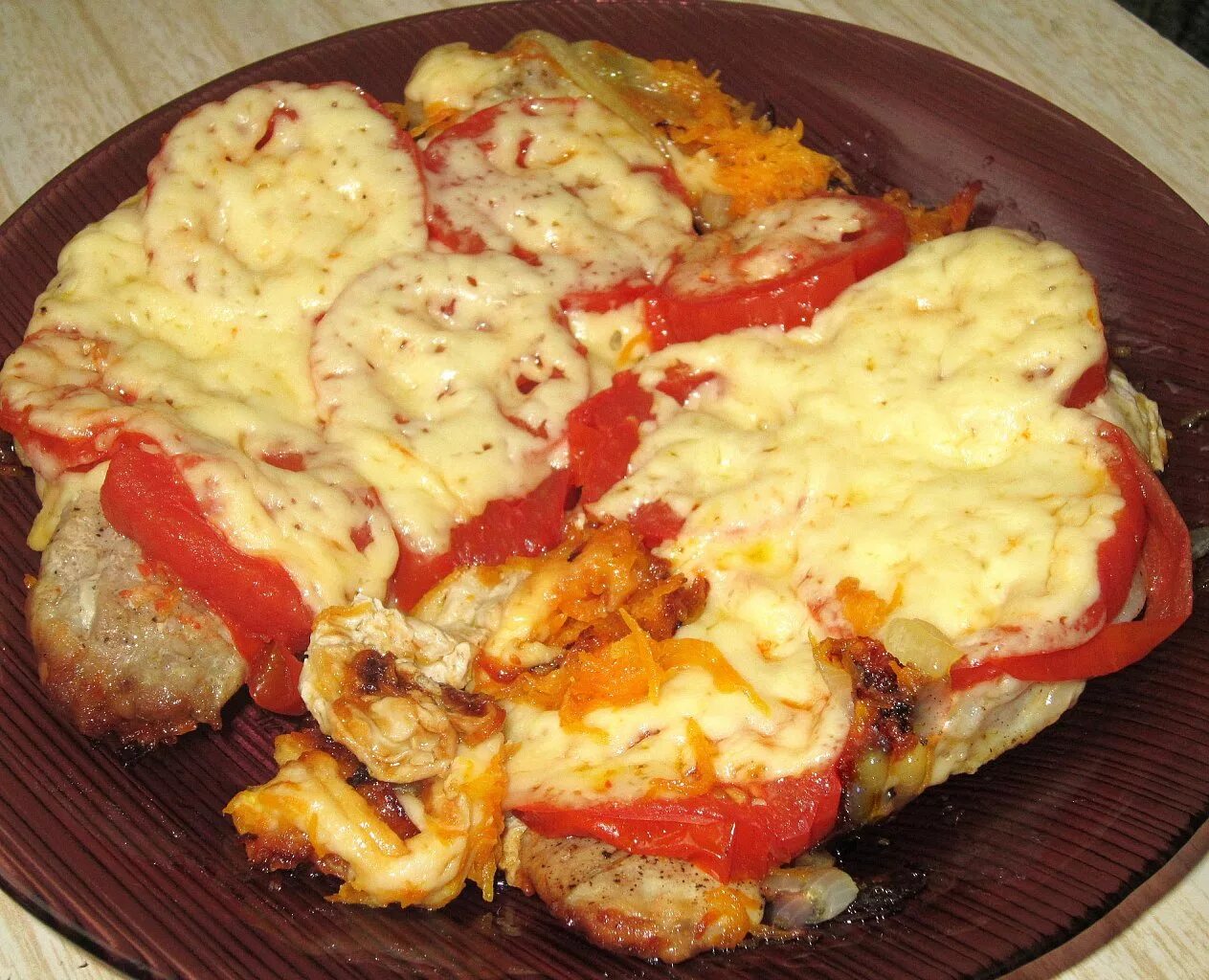 Мясо по французски. Мясо с помидорами и сыром в духовке. Отбивные с картошкой и сыром в духовке. Свинина в духовке с помидорами.