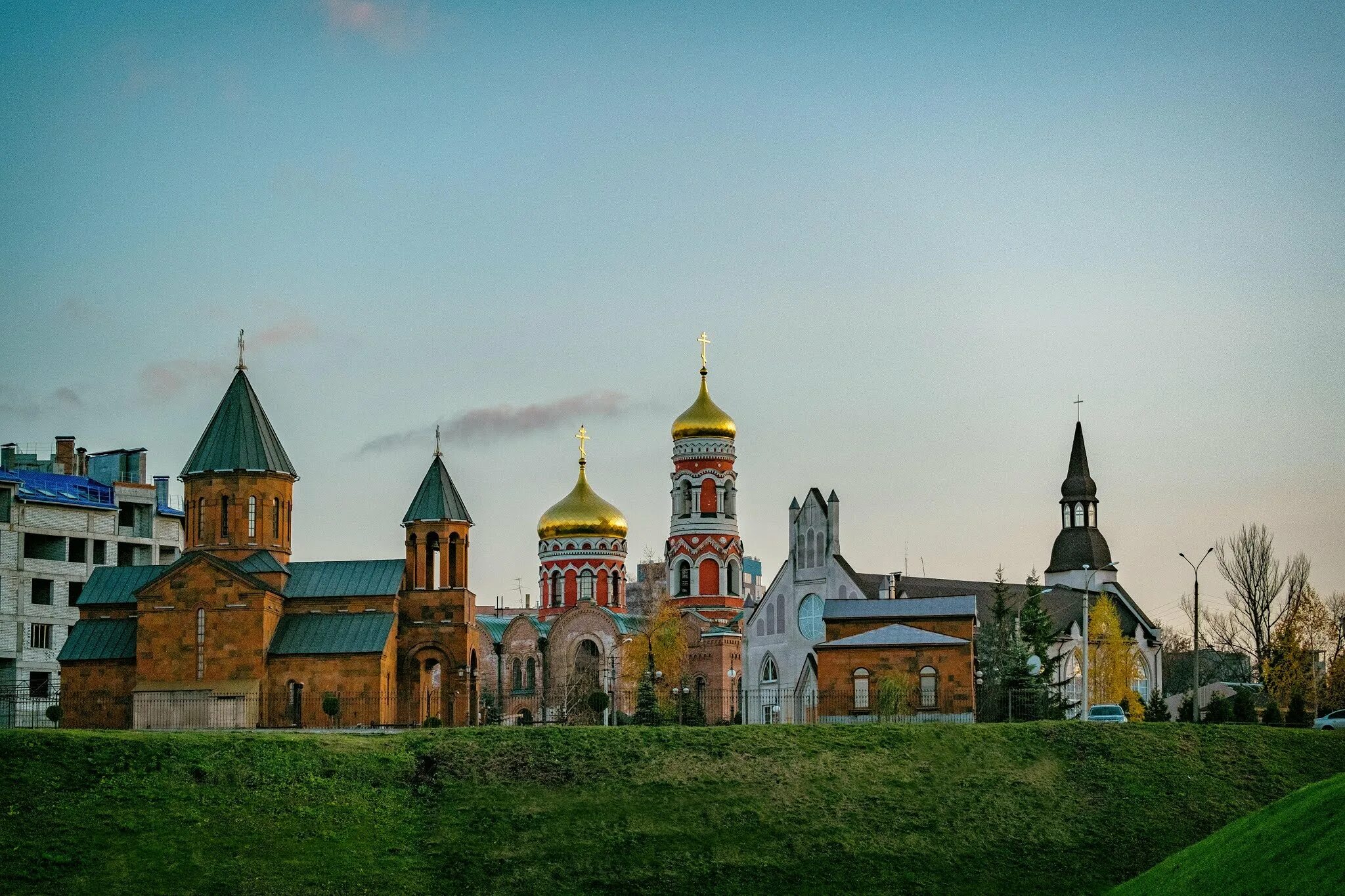 Площадь трех церквей Нижний Новгород. Три церкви в Нижнем Новгороде. Храмы трех религий Нижний Новгород. Воскресенская Церковь (Нижний Новгород).