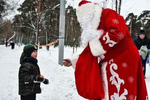 Мороз раздает подарки