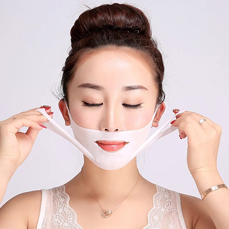 Маска для лифтинга для коррекции овала лица v-line Lifting Mask. Корейские маски для лица. Маска для лица Корея. Кореянка в маске для лица. Маски возрастные подтягивающие