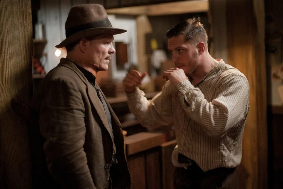 том харди самый пьяный округ в мире. Tom hardy. том харди в кепке с бородой. том харди форрест бондурант. том харди самый пьяный округ в мире.