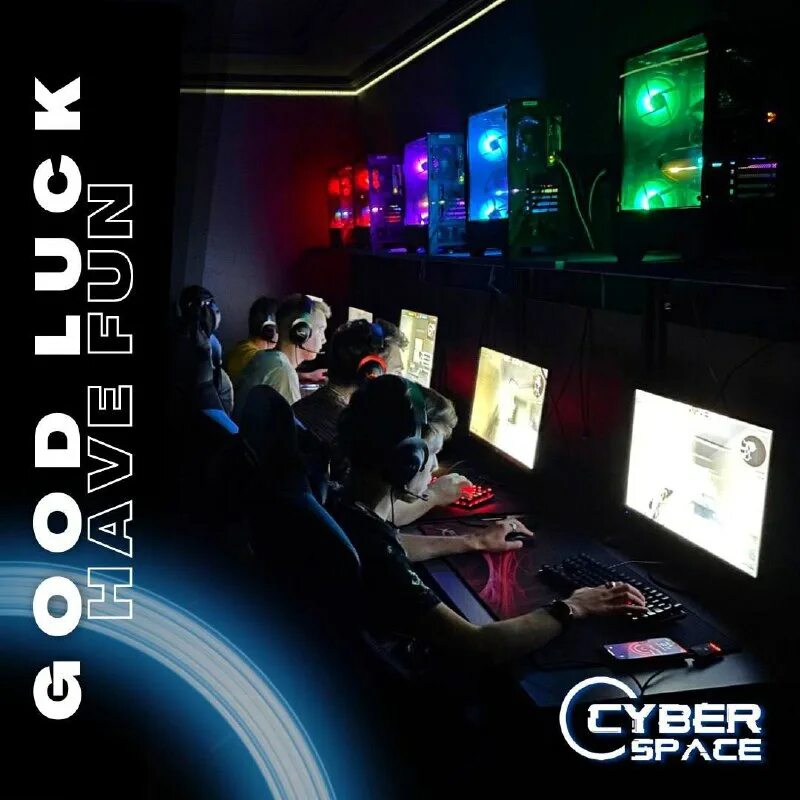 Игровой зал компьютерных игр. Киберспейс липецк. Hyperpc стенд. Cyberspace компьютерный клуб. Встреча игроманов.