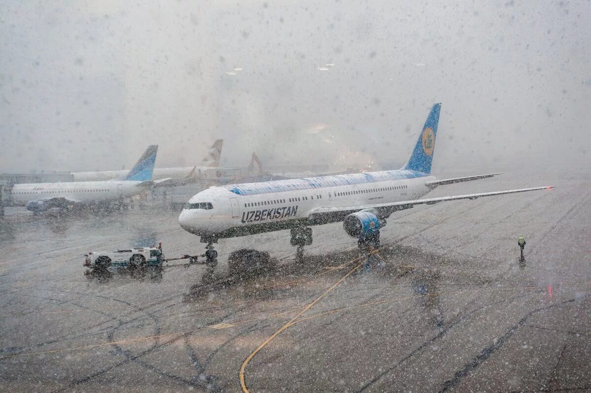 Самолет в тумане. Самолет дождь аэропорт. Самолет в дождь. Самолет в плохих погодных условиях. Летная ли погода